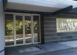 Intrare cu usa automata la centrul de afaceri GMB Constanta