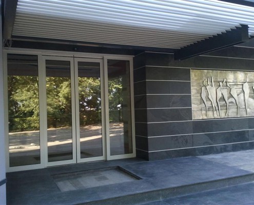 Intrare cu usa automata la centrul de afaceri GMB Constanta