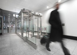 Aeroporturi și gări, usi securizate, usi automate, usi acces controlat, servic uși automate speciale