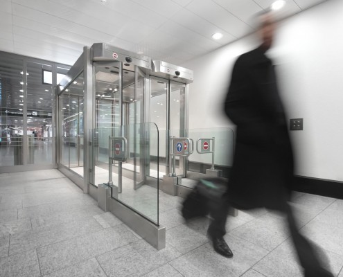Aeroporturi și gări, usi securizate, usi automate, usi acces controlat, servic uși automate speciale