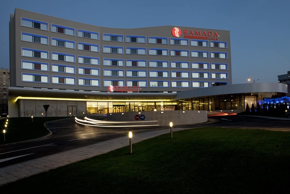 Usi rotative Hoteluri - Ramada Plaza Craiova, usi automate, usi rotative automate