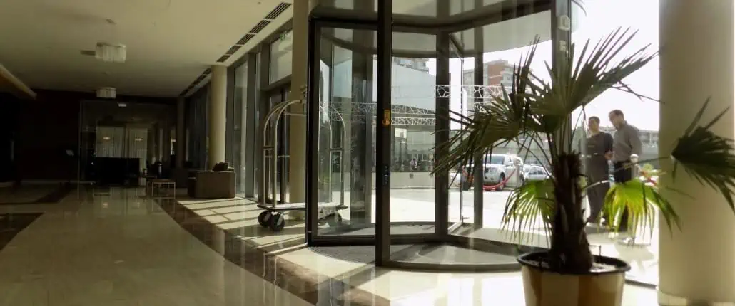Usi rotative hoteluri, usi rotative automate, usi automate hoteluri , ramada plaza craiova