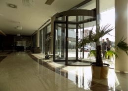 Usi rotative Hoteluri - Ramada Plaza Craiova, usi automate, usi rotative automate.