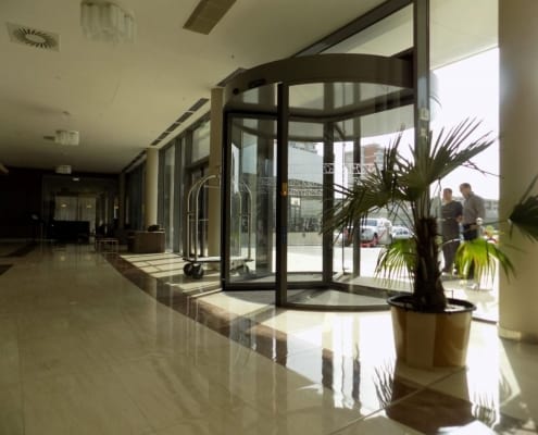 Usi rotative Hoteluri - Ramada Plaza Craiova, usi automate, usi rotative automate.