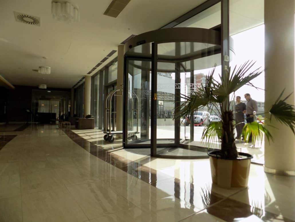 Usi rotative Hoteluri - Ramada Plaza Craiova, usi automate, usi rotative automate.