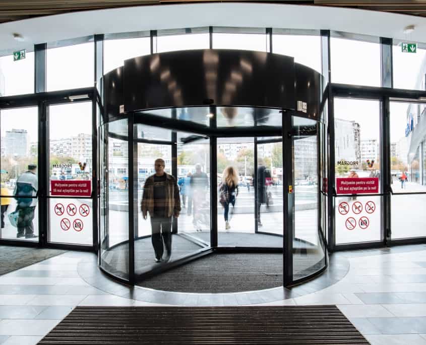 Usi rotative cu 3 aripi canaturi Record Blasi la deschidere Veranda Mall, service uși carusel