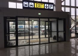 usi automate, aeroporturi și gări, usi culisante, automatizări Kadra la Aeroportul Internațional Bacău