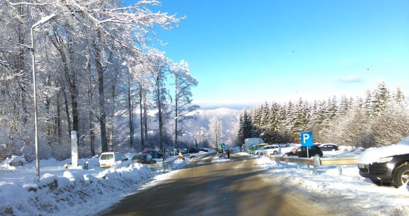 Parcare la baza pârtiei din stațiunea Straja