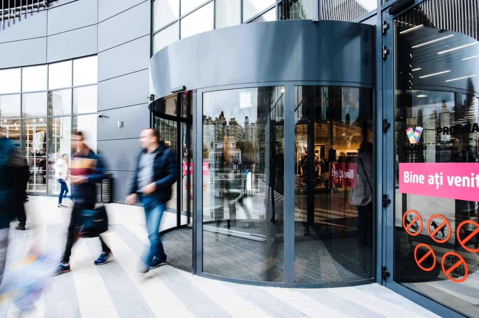 Veranda Mall, București, ușa de sticlă, ușa unei clădiri moderne