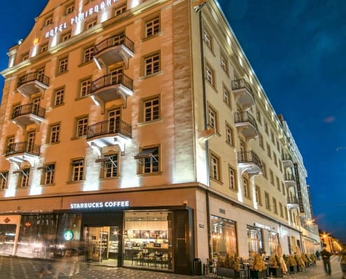 Usi automate magazin usa automata culisanta RECORD pentru Starbucks Timisoara un plus de eleganta oferit de usile producatorului elvetian Record.