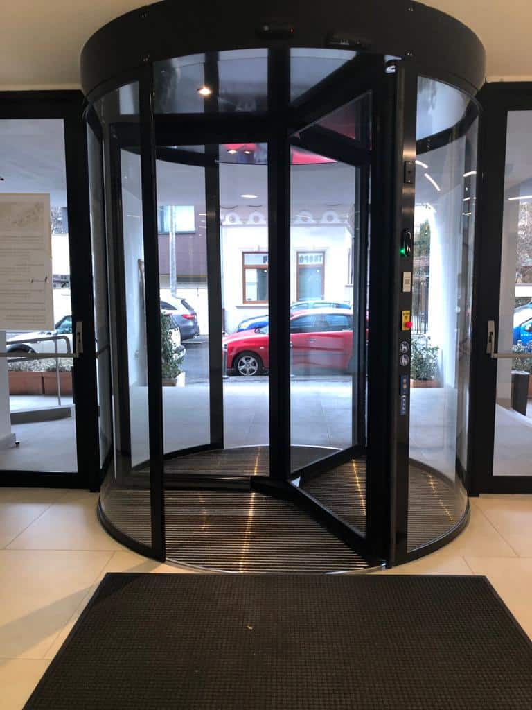 Usi automate cu sistem break out book fold