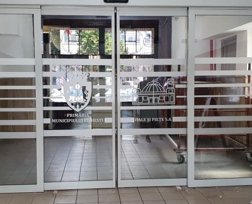 Accesul in Hala Centrala din Ploiesti se face elegant sigur si rapid cu usile de la KADRA