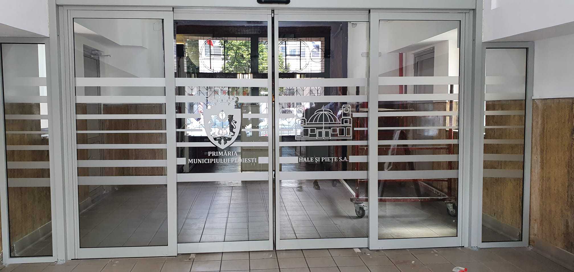 Accesul in Hala Centrala din Ploiesti se face elegant sigur si rapid cu usile de la KADRA