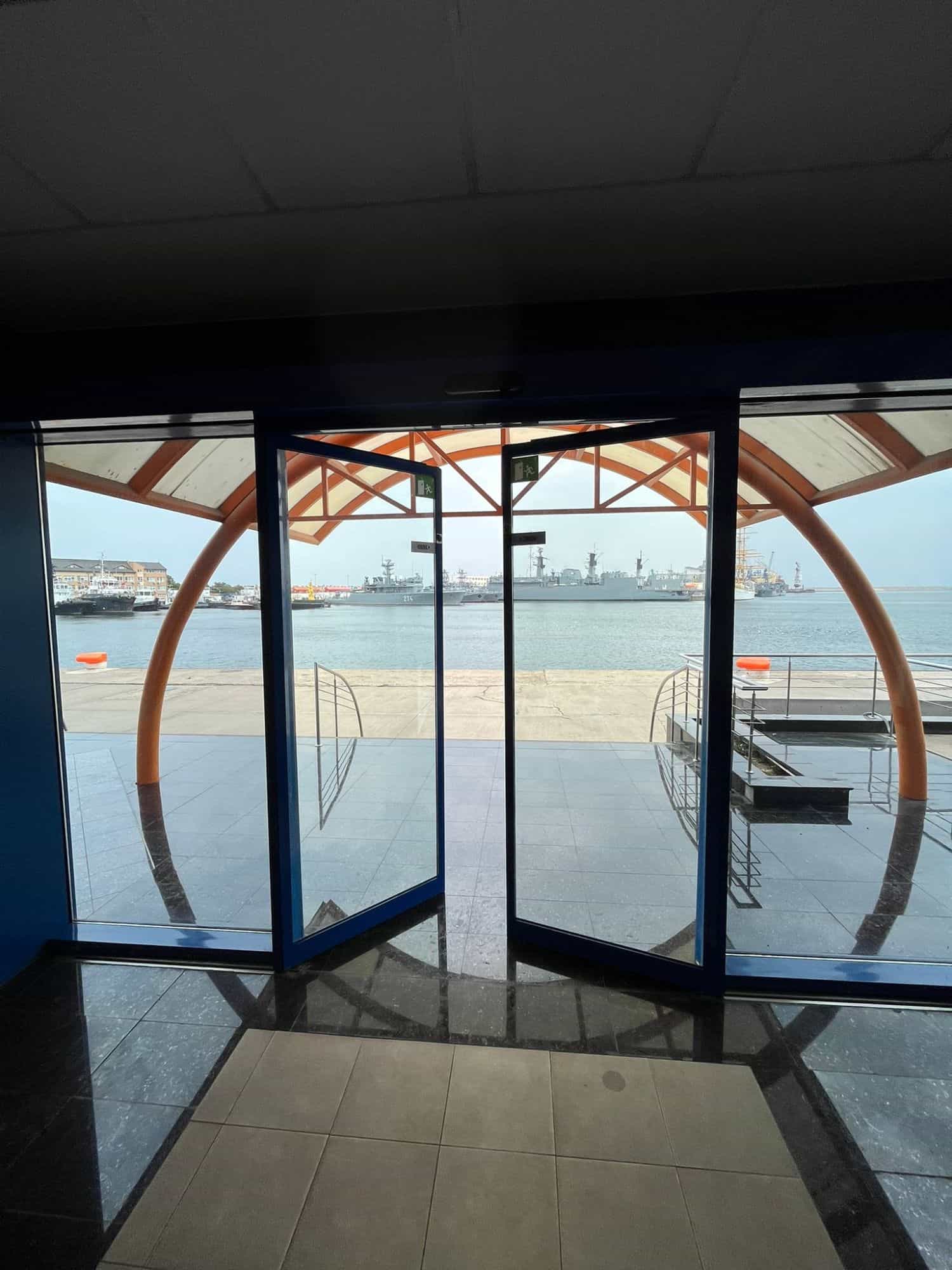 Modernizare Portul Constanta Usi culisante automate cu breakout pentru modernizarea terminalului de pasageri din portul Constanta Usi culisante automate Kadra 8