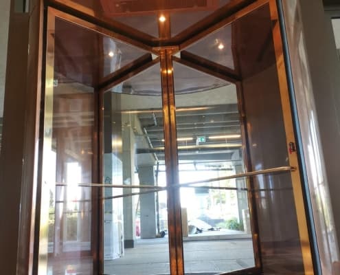Usi rotative placate cu bronz pentru cladirea de birouri din Iulius Town Timisoara