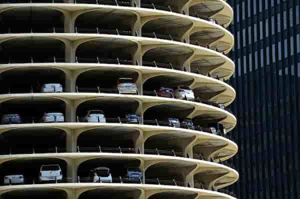 1 smart parking - masini parcate intr-o parcare supraetajata