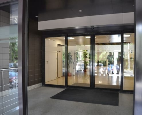 Usi automate la intrarea unui cabinet medical amenajat