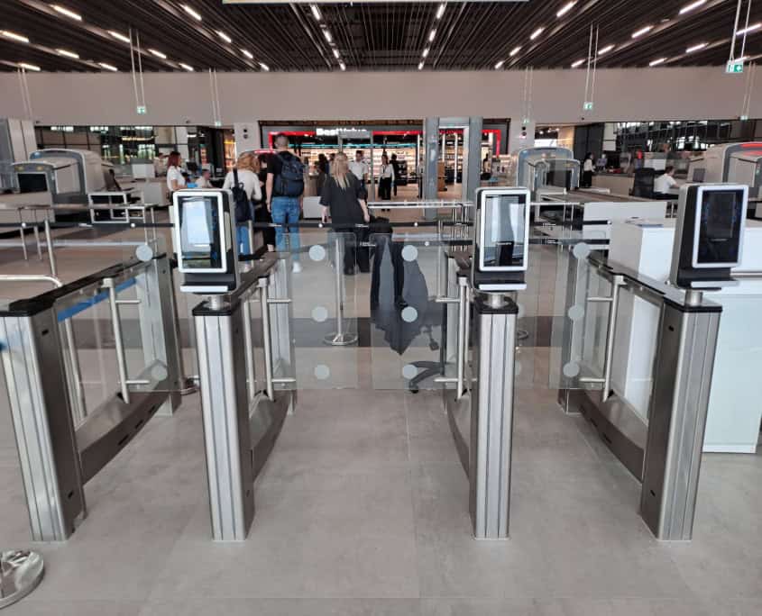 Sistem de citire a cărților de îmbarcare cu sistem control-access automat
